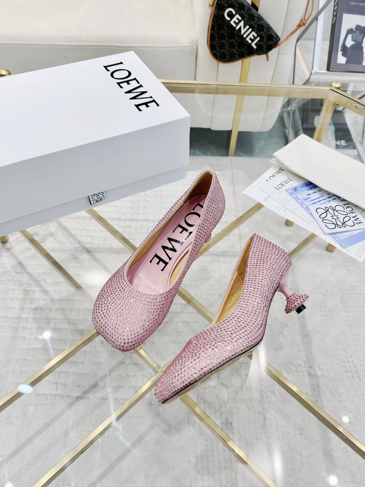 👟👟Ex-factory price 660👟👟 LOEWE‼ ️ New arrival‼ ️Imported genuine leather sole Loewe 2024/aw early spring latest T stage colored diamond series catwalk style 😘😘😘 Upper: imported silk cloth lining: imported water-dyed sheepskin outsole: original molded injection molded leather outsole Heel: original molded 1:1 Heel height: 5.5cm Size: 35-39 (40/41/42/43 custom-made, non-refundable)